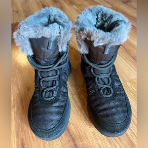 Columbia Black Boots with Gray Fur Trim